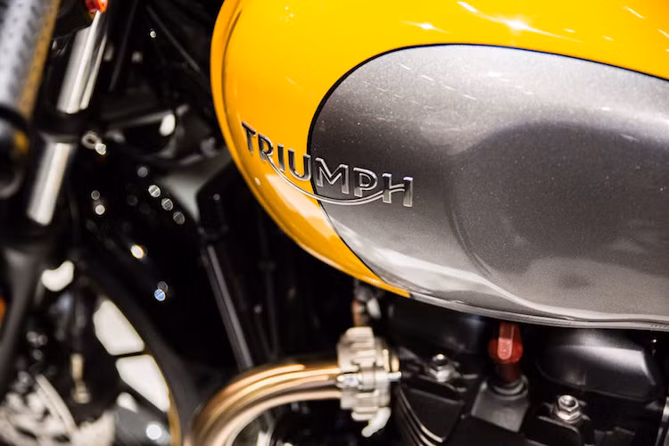 Phần bình xăng của Street Twin cũng đã được "bê nguyên" sang Street Cup. Để tạo phong cách thể thao hơn cho chiếc xe, Triumph đã sơn và kẻ chỉ 2 tông màu thủ công. Trên phiên bản này, logo Triumph trên bình xăng cũng được làm nổi cao cấp hơn.