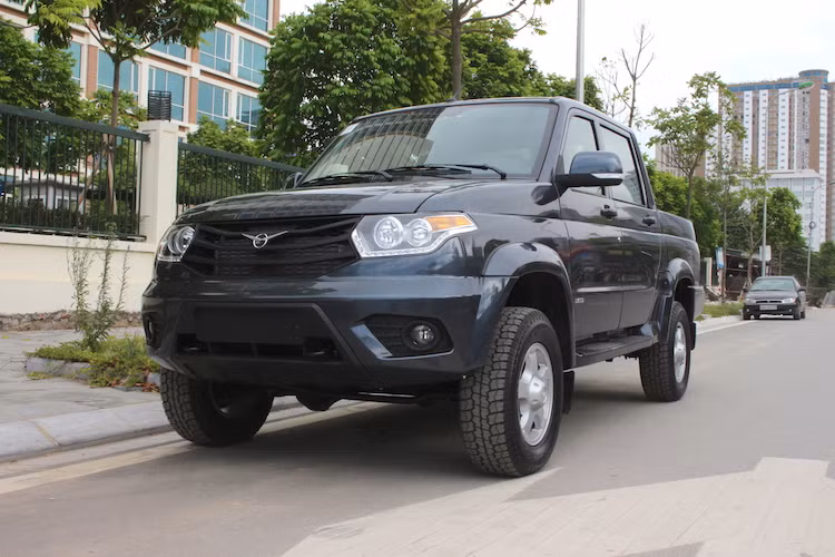 Ngoai 2 dòng SUV là Patriot và Hunter, hãng xe Nga UAZ còn đem về Việt Nam một mẫu bán tải UAZ Pickup. Về cơ bản, UAZ Pickup chính là phiên bản bán tải của chiếc Patriot. Chiếc UAZ Pickup đầu tiên về Việt Nam thuộc phiên bản Limited - bản cao cấp nhất của dòng xe.