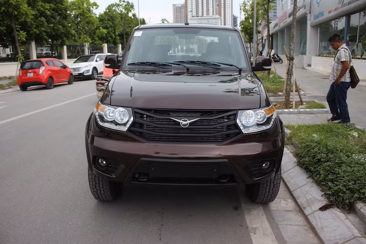 Do dựa trên cơ sở dòng Patriot nên ở bên ngoài, UAZ Pickup có thiết kế gần như được "bê nguyên" từ mẫu SUV kia sang. Tuy nhiên do phiên bản Pickup Limited cao cấp hơn bản Patriot đầu tiên về Việt Nam nên cản trước của xe còn có thêm phần ba-đờ-sốc nhựa khỏe khoắn hơn.