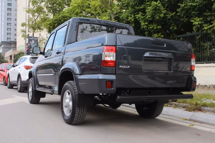 Ở phía sau, Pickup có thêm đèn phanh phụ trên nắp thùng và các đèn hậu thiết kế khác so với Patriot. Ngoài ra, thay vì cản sau bằng nhựa như Patriot, chiếc xe có cản bằng ống thép. Cũng giống như Patriot, thiết kế tổng thể của Pickup khá lạc hậu so với các dòng bán tải của những hãng khác trên thị trường.