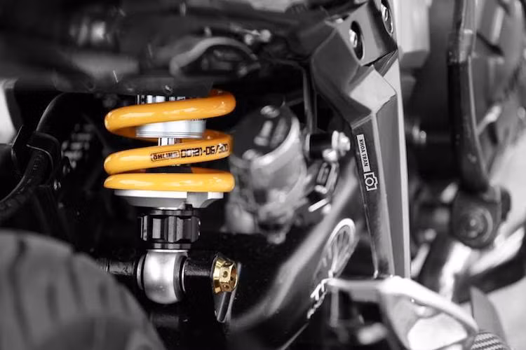 Ở phía sau, chiếc xe đã được chủ nhân trang bị cho cây phuộc Ohlins monoshock "hàng hiệu", nằm ngay cạnh bình dầu Rizoma Next cho phanh sau.