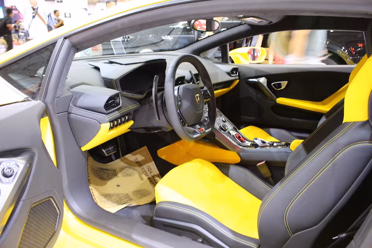 Ở bên trong cabin, thiết kế nội thất của Huracan LP580-2 cũng không có sự thay đổi so với LP610-4, với nguồn cảm hứng hiện đại lấy từ máy bay chiến đấu. Xe được trang bị sẵn hệ thống thông tin giải trí Lamborghini Infotainment System II, cùng với màn hình điều khiển độ phân giải cao TFT 12.3 inch.