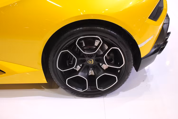 Để tăng thêm tính thể thao, LP 580-2 được trang bị bộ vành 19 inch tiêu chuẩn với thiết kế mới có tên là Kari, cùng với bộ lốp Pirelli P Zero đem lại phản hồi đanh gọn và chân thực qua từng khúc cua.