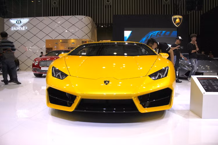 Ở phiên bản Huracan LP 580-2, phần lấy gió phía trước được hạ thấp xuống cùng với lưới tản nhiệt hình lục giác được loại bỏ, thay vào đó là một đường cắt ngang tạo cảm giác thể thao hơn.