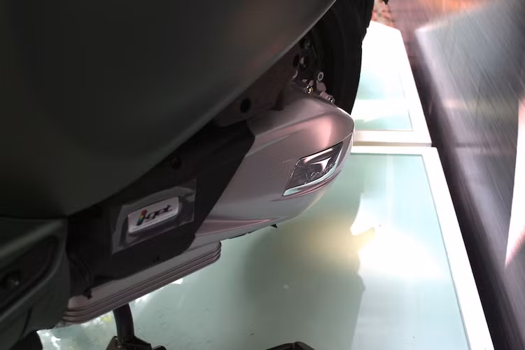 Sức mạnh của Vespa Sprint Adventure vẫn tiếp tục được cung cấp bởi khối động cơ 1 xi-lanh 4 kỳ 3 van làm mát bằng gió cưỡng bức, đạt công suất tối đa 7,9 kW và mô-men xoắn cực đại 10,4 Nm. Động cơ này cũng được trang bị công nghệ iGET mới nhất.