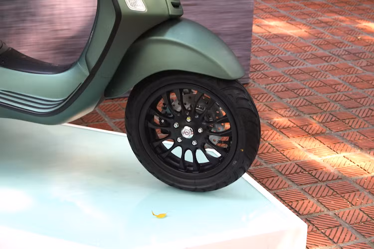 Vẫn được trang bị bộ mâm 12 inch 7 cánh kép như bản Sprint thường nhưng trên Sprint Aventure, Piaggio tại Việt Nam đã sơn mâm màu đen mờ khỏe hơn. Bánh trước của xe vẫn có phanh đĩa 200 mm và đi kèm phanh ABS.