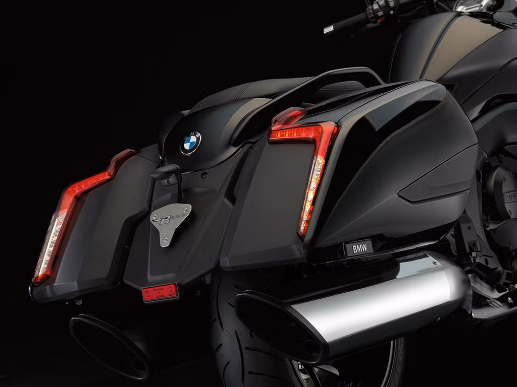 Phần đuôi được hạ thấp đã buộc BMW phải thiết kế cho K1600B một cặp thùng phía sau hoàn toàn mới với kiểu dáng hấp dẫn hơn. So với K1600GT, thùng của xe có vỏ mỏng hơn và lòng sâu hơn, giúp chất dỡ đồ đạc dễ dàng hơn.