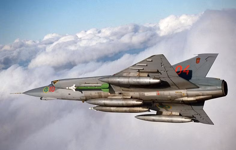 Để tham gia các cuộc cận chiến, Saab-35 Draken được trang bị súng 30mm Aden.