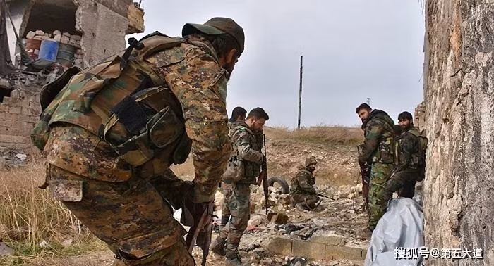 Vào ngày 2/4, hãng thông tấn TASS của Nga, dẫn lời Đài truyền hình Nhà nước Syria cho biết, tối ngày 1/4, SAA đã tổ chức các cuộc tập kích bất ngờ vào một số làng, có lực lượng phiến quân đóng quân, nằm ở phía bắc con đường chiến lược M4.