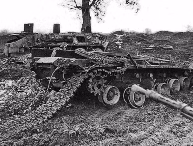 Có những chiếc xe tăng T-80 quốc bảo thậm chí còn bị đánh cho tan nát thế này.