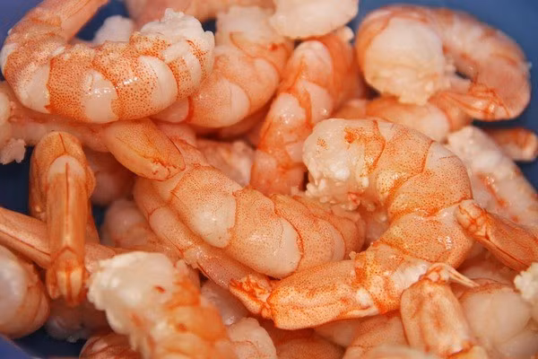 8. Tôm Tôm là một thực phẩm tuyệt vời cho tóc vì nó chứa protein, vitamin B, kẽm, sắt và vitamin D, tất cả đều có thể thúc đẩy các lọn tóc chắc khỏe. Nếu bạn bị thiếu hụt nguồn vitamin D cần thiết do môi trường làm việc trong nhà thường xuyên, bổ sung tôm cho bữa ăn là một cách hiệu quả để giữ tóc khỏe mạnh.