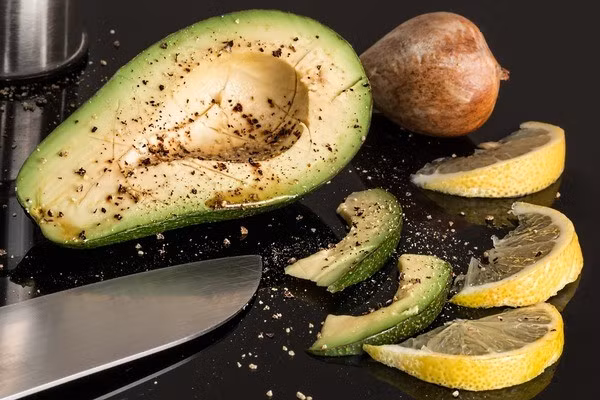 6. Bơ Bơ chứa chất béo lành mạnh cùng với lượng vitamin E cao, là một chất chống oxy hóa rất tốt, giúp trung hòa các gốc tự do có hại và thúc đẩy sự phát triển của tóc. Một nghiên cứu về những người bị rụng tóc đã cho thấy những người tham gia có sự tăng trưởng tóc nhiều hơn 34,5% sau tám tháng dùng viên bổ sung vitamin E.
