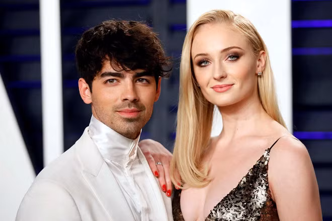 Joe Jonas hát chính trong Jonas Brothers. Anh cũng biết chơi trống lắc, đánh guitar và keyboard. Năm 2015, Joe cùng Jack Lawless, Cole Whittle và JinJoo Lee thành lập ban nhạc pop rock DNCE nhưng không gây được nhiều chú ý. Hiện Joe sống hạnh phúc bên vị hôn thê, nữ diễn viên xinh đẹp Sophie Turner.