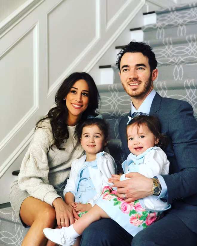 Sau khi Jonas Brothers tan rã năm 2013, Kevin Jonas tập trung thời gian chăm sóc gia đình. Anh kết hôn cùng ngôi sao truyền hình Danielle từ năm 2009 và hiện họ có hai thiên thần kháu khỉnh. Đến tháng 2, nhóm khiến người hâm mộ thổn thức khi thông báo tái hợp. Tuy nhiên sản phẩm mới của 3 anh em nhà Jonas không được đánh giá cao.