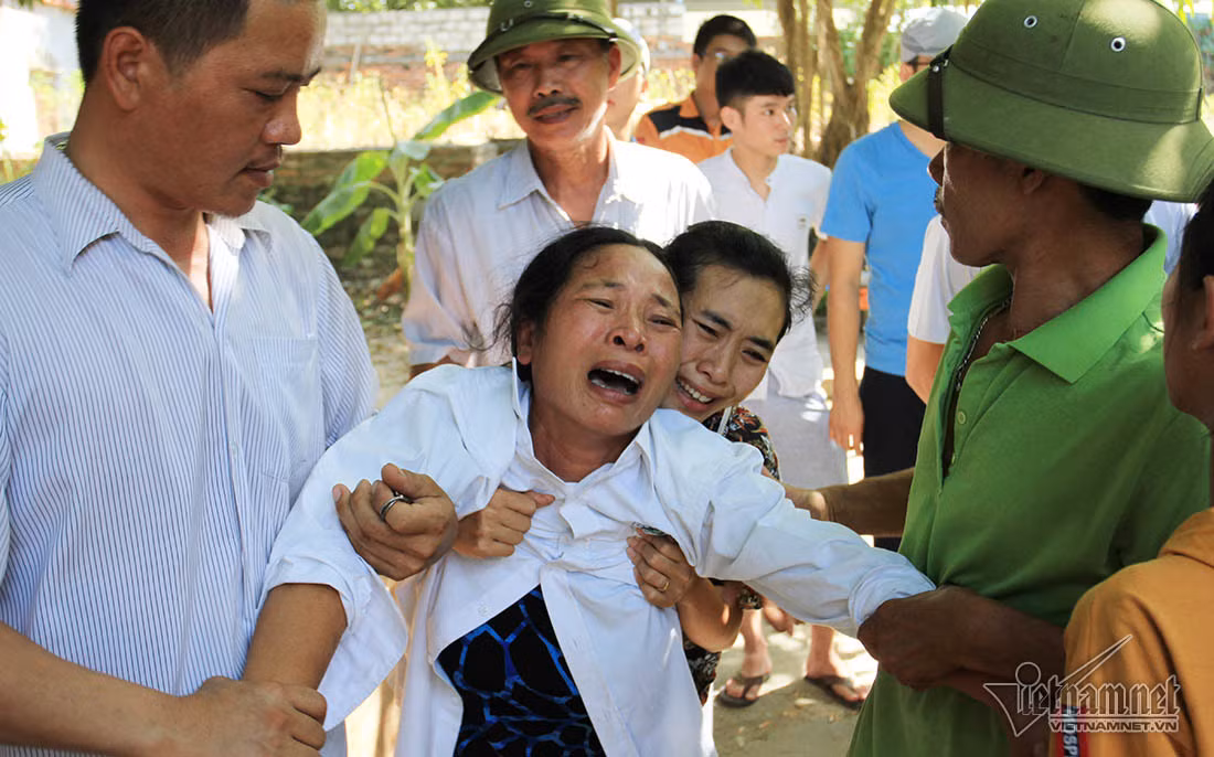 Họ hy vọng lực lượng chức năng có thể tìm thấy những nạn nhân dù cơ hội rất nhỏ. (Ảnh: Vietnamnet)