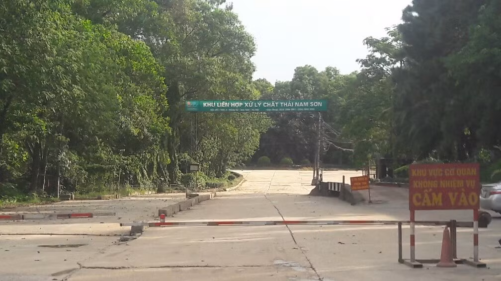 Được biết, khu vực bị di dời giải phóng mặt bằng khỏi vùng ảnh hưởng môi trường bán kính 500m từ bãi rác Nam Sơn của 3 xã Nam Sơn, Hồng Kỳ và Bắc Sơn gồm 1.100 hộ dân với dự kiến sẽ được nhận tiền đền bù khoảng 3.400 tỷ đồng. 20 năm mòn mỏi chờ thoát khỏi bãi rác Nam Sơn