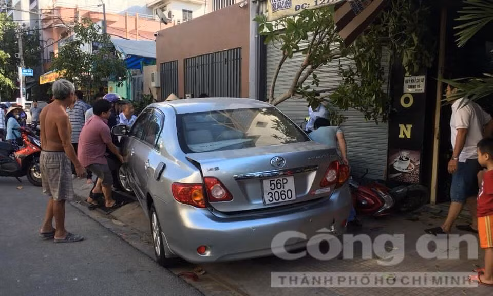  2. Nữ tài xế lùi xe ô tô cuốn 4 xe máy vào gầm: Vào khoảng 8h30 ngày 5/1, một phụ nữ điều khiển ô tô, lùi từ trong nhà ra ngoài cuốn 4 xe máy đang dựng trên vỉa hè bên đường.