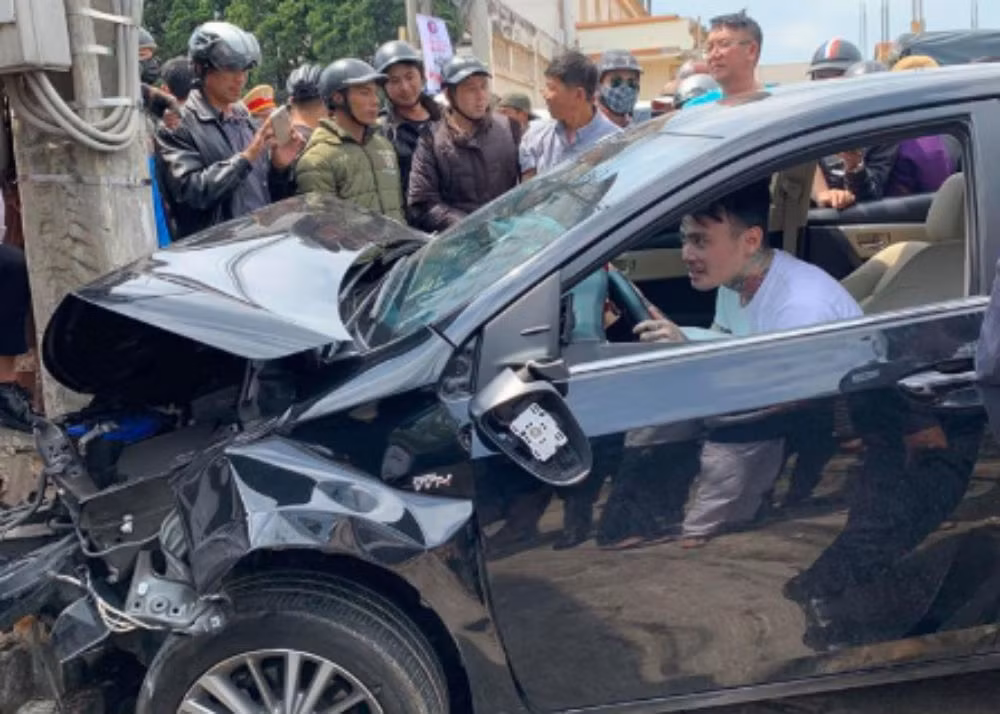  6. Nam thanh niên ngáo đá tông xe liên hoàn khiến nhiều người bị thương: khoảng 13h chiều 14/3, một nam thanh niên điều khiển xe ô tô BKS 60A-561.73 chạy hướng từ đường Trần Phú vào trung tâm TP Đà Lạt. Khi đến đường Nguyễn Văn Cừ đã tông vào xe ô tô BKS 49A-202.90 khiến chiếc xe này văng lên vỉa hè. Quốc điều khiển xe bỏ chạy rồi tông vào xe máy BKS 49B1-692.82. Khi xe chạy qua đường 3/2 thì tông vào 3 xe máy khác, rồi tông tiếp vào đuôi xe taxi BKS 79A-096.87. Sau khi tông xe taxi, xe của Quốc bị văng lên lề đường, tông vào trụ điện mới chịu dừng lại. (Ảnh: Vietnamnet)