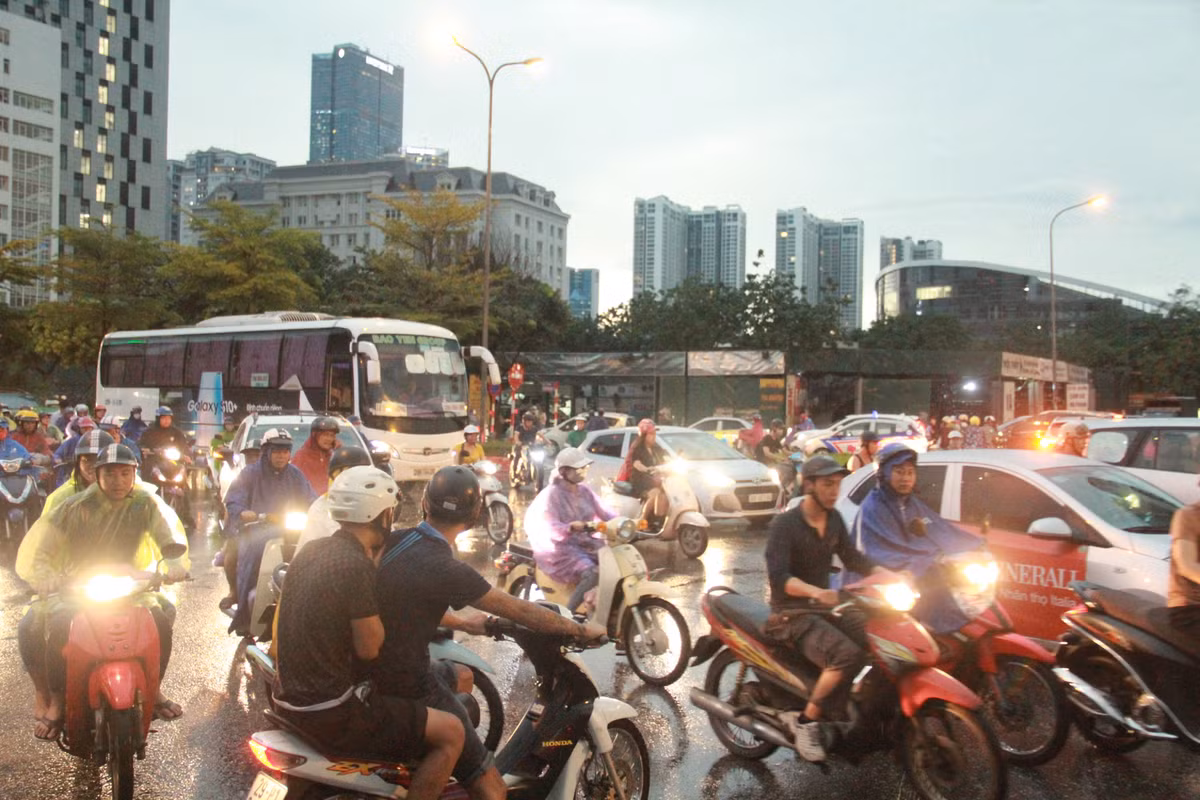 Tại đường Trung Kính bị ùn tắc giao thông trầm trọng.