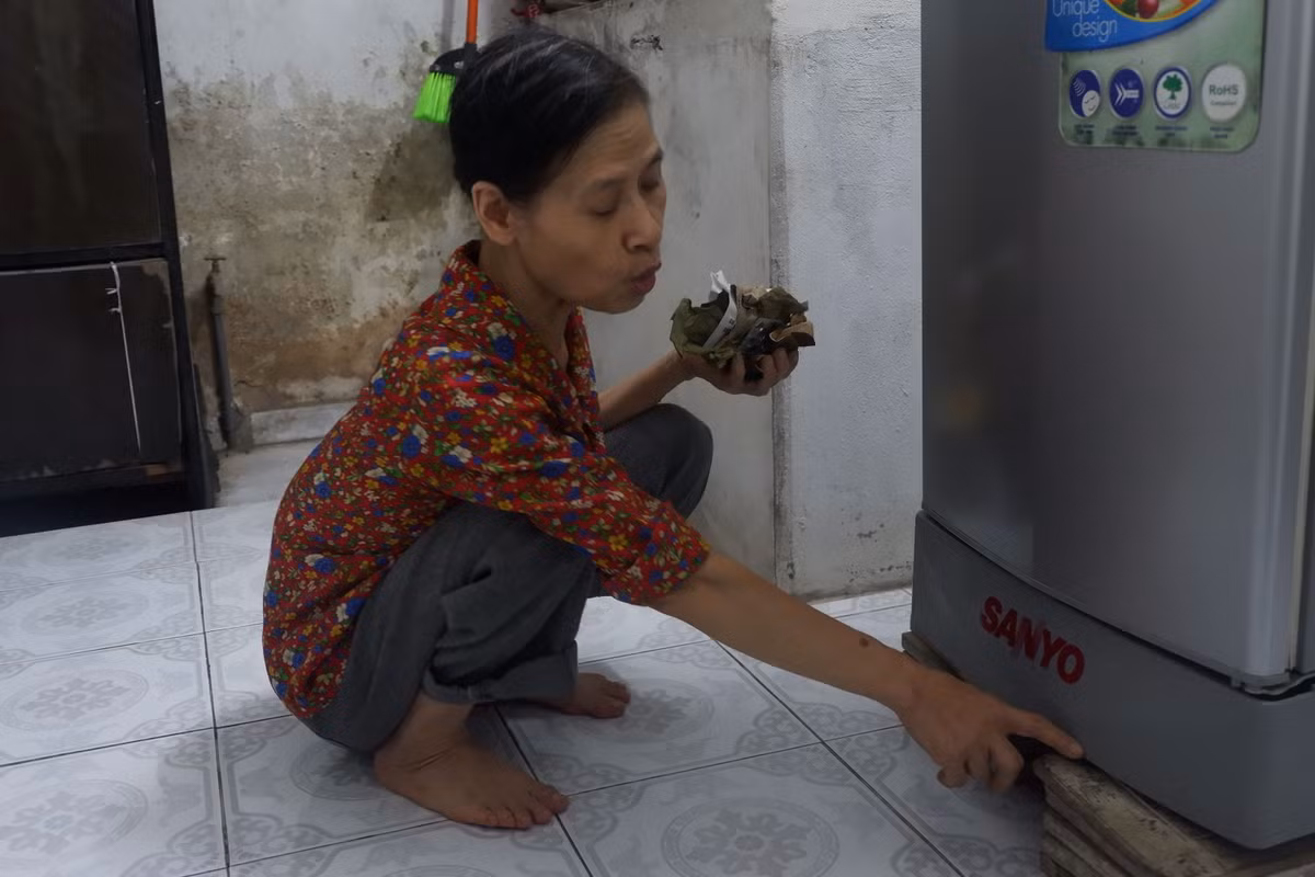 Để đề phòng mưa lớn, nước dâng cao, bà Bình phải kê những đồ điện lên cao, tránh hỏng hóc, chập điện.