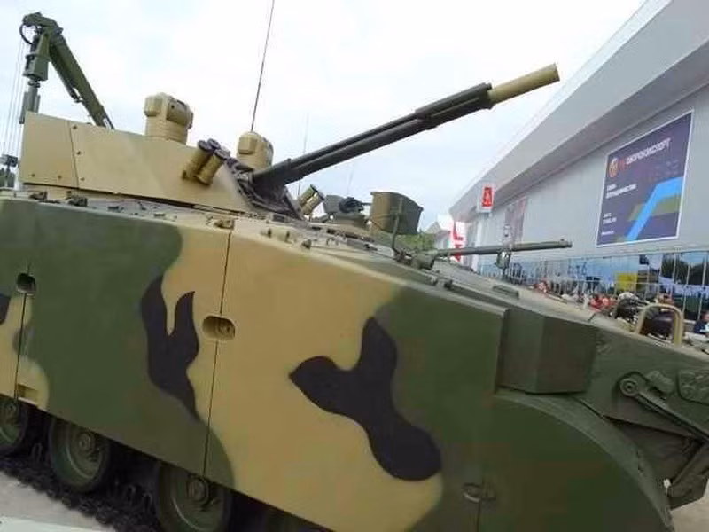 Khẩu pháo 100 mm của chiếc BMP-3 Dragoon có khả năng bắn đạn nổ mạnh với sức công phá và độ chính xác cao, sẽ làm hư hỏng thiết bị ngắm bắn quang học trên xe tăng đối phương và vô hiệu hóa nó.