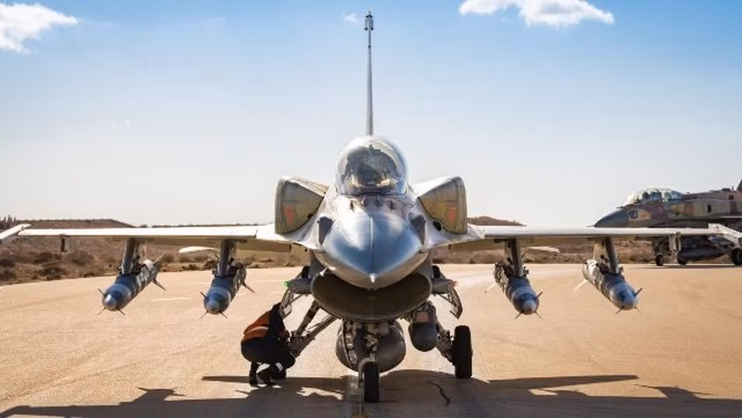 Hình ảnh này- tiêm kích F-16I mang theo 4 tên lửa Rampage vừa được Không quân Israel (IAF) chia sẻ cùng với tuyên bố về việc loại bỏ Mustafa Ahmad Shahdi, một chỉ huy cấp cao của lực lượng Hezbollah.