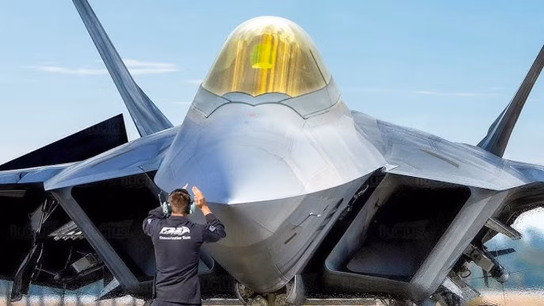 Ở tốc độ siêu âm, bề mặt trơn láng như F-22 Raptor sẽ giúp máy bay tàng hình tăng tốc dễ dàng hơn.