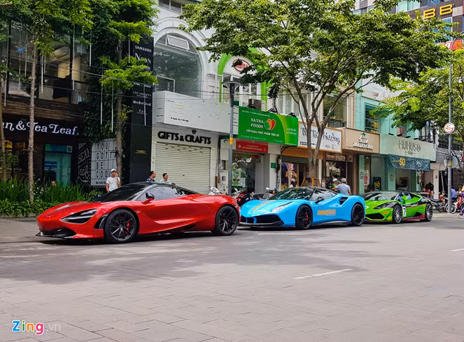 Xuất hiện cùng với McLaren 720S là siêu xe Ferrari 488 GTB và Lamborghini Huracan. Chiếc 488 GTB được chủ nhân trang bị gói độ SVR, trong khi đó, chiếc Huracan được độ lại gói RevoZport với tem thể thao GT3 EVO.