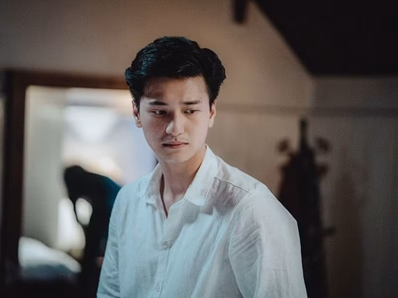 Huỳnh Anh khẳng định anh không hề thiếu thiện chí khi giải quyết sự việc. Anh kể bản thân chờ đến 3 tiếng đồng hồ để biết kết quả chụp chiếu của người bị ngã, đồng ý đặt cọc tiền làm răng và trả tiền sửa xe. Huỳnh Anh thừa nhận nhầm lẫn khi cho rằng người điều khiển xe máy đi sai làn.