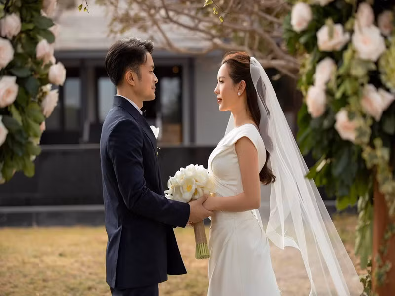 Chuyện tình giữa Thu Hoài và Trí Tống từ khi được công khai đã nhận được sự chú ý của nhiều khán giả bởi cả hai có sự chênh lệch tuổi tác lên đến 10, hơn nữa Thu Hoài có 3 con riêng.