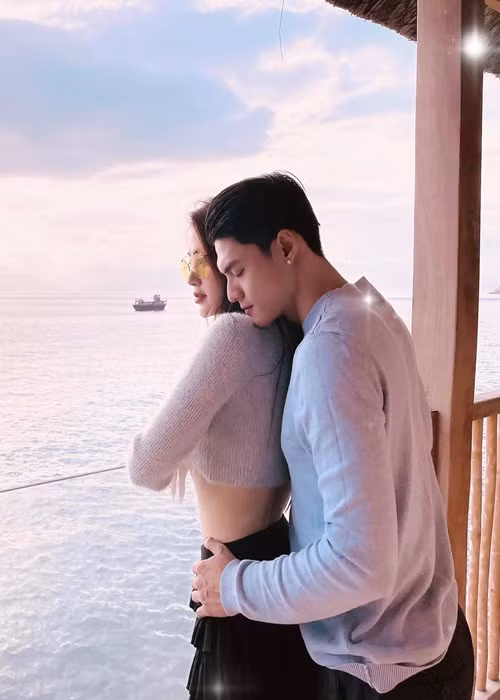 Trên mạng xã hội, Linh Chi và Lâm Vinh Hải nhiều lần nói lời ngọt ngào dành cho nhau. Cả hai còn chia sẻ không ít khoảnh khắc tình tứ bên nhau trong những chuyến du lịch, gặp gỡ bạn bè, sự kiện.
