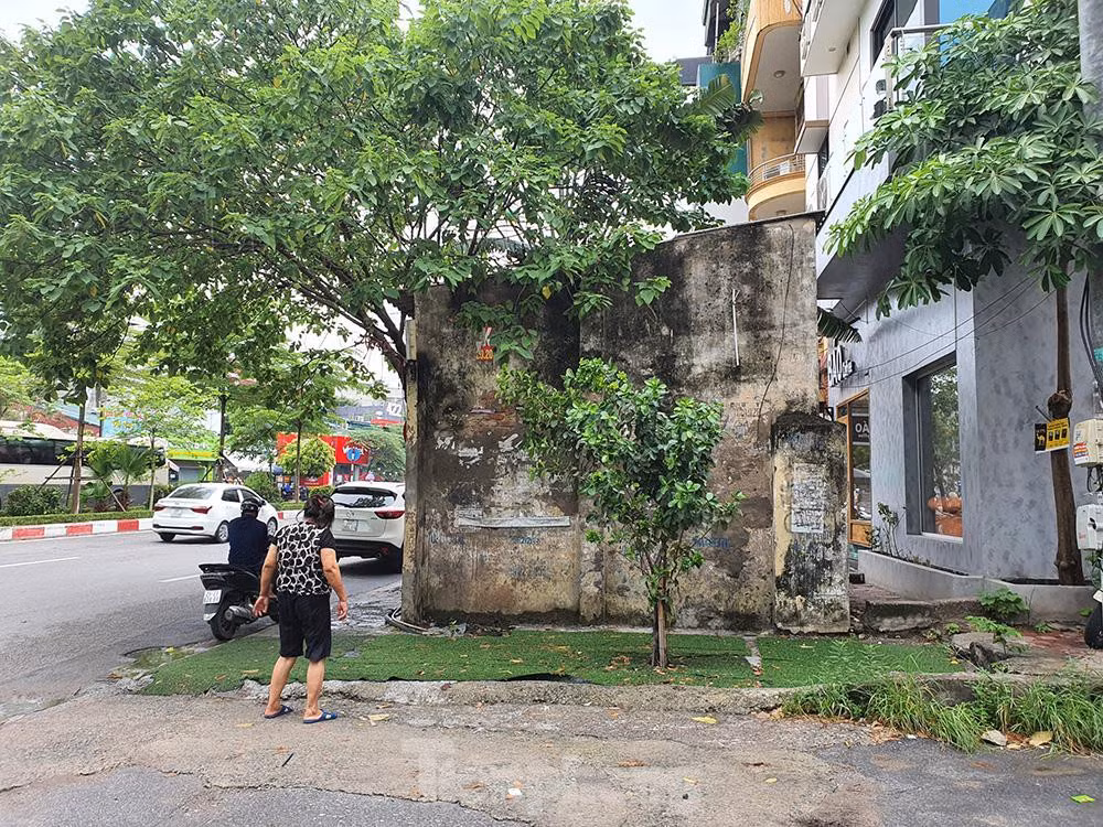 Còn ngôi nhà không số ở phố Nguyễn Phong Sắc (quận Cầu Giấy) nằm ngay giữa vỉa hè, ôm trọn một khoảng đất vàng.