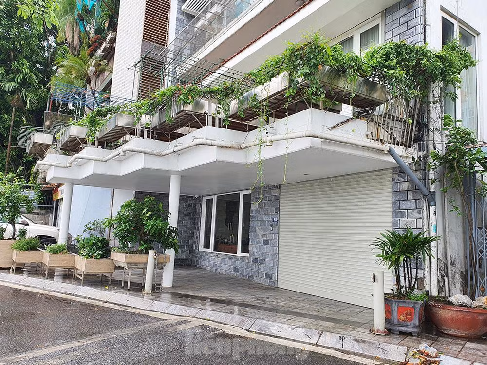Đại diện UBND phường Xuân La cho biết, phần vỉa hè chính là đất của ngôi nhà còn lại sau giải phóng mặt bằng mở đường ven hồ. Tồn tại này đã có từ hơn chục năm nay.