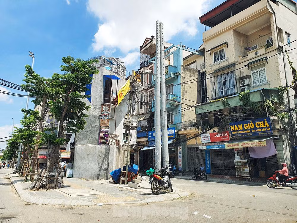 Đáng chú ý, trên các tuyến đường mới mở cũng xuất hiện những "lô cốt" kiểu mới. Đây là những công trình đủ diện tích tồn tại, đủ vỉa hè nhưng lại gây bức xúc cho người dân.