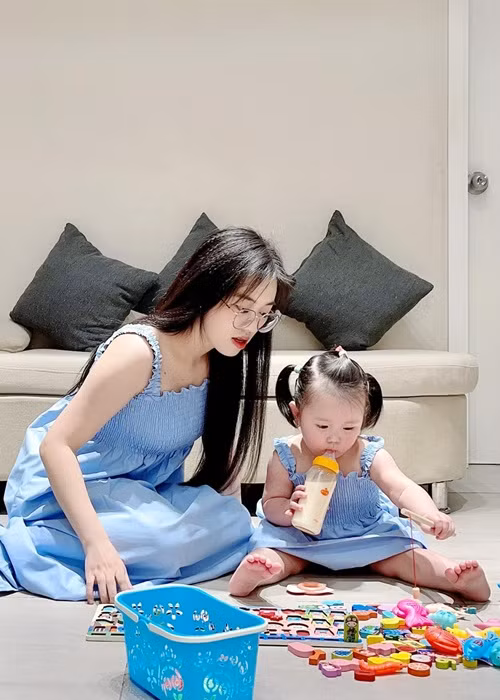 Thảo Hân còn được mẹ chồng yêu chiều hết mực. Mỗi lần về quê, cô cảm thấy thoải mái, không sợ bị để ý la rầy, “đói thì xin ăn, hết tiền thì đi xin mẹ”.