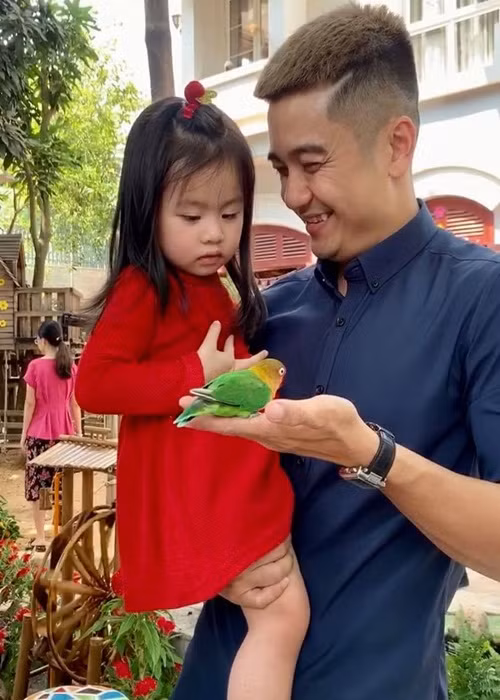 Bé Queenie càng lớn càng đáng yêu.