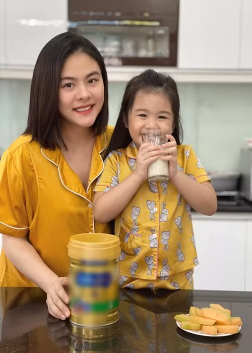 Nữ diễn viên khoe vẻ rạng rỡ trong thời gian mang bầu lần 2.