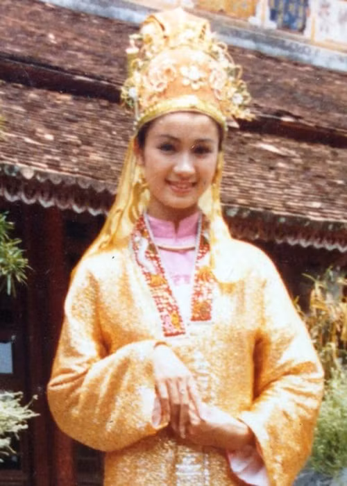 Bà Bạch Cúc của “Hướng dương ngược nắng” được đánh giá cao về diễn xuất. Khi mới 20 tuổi, Thu Hà vụt sáng nhờ vai diễn trong “Đêm hội Long Trì” và “Lá ngọc cành vàng”. Sau đó, cô thành công ở thị trường miền Nam, là cái tên hot cùng với Lý Hùng, Diễm Hương, Việt Trinh, Lê Tuấn Anh, Lý Thu Thảo. Khi dòng phim thị trường thoái trào, Thu Hà trở ra Bắc và dành thời gian cho sân khấu kịch. Năm 2015, cô trở lại màn ảnh khi đóng phim truyền hình “Khúc hát mặt trời”. Thu Hà được trao tặng danh hiệu NSƯT vào năm 2001 và danh hiệu NSND năm 2019. Ảnh: Dân Việt