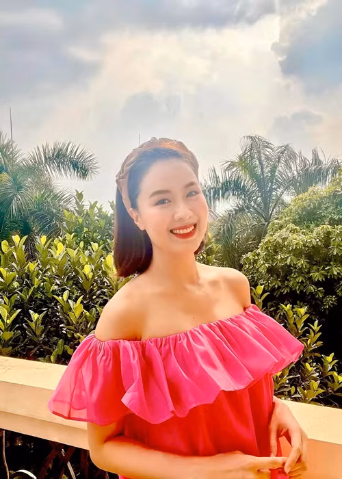 Ngoài NSND Thu Hà, Hồng Diễm cũng lọt top 10 đề cử hạng mục Diễn viên nữ ấn tượng tại VTV Awards 2021. Hồng Diễm sinh năm 1982, xuất thân là người mẫu. Năm 22 tuổi, cô xuất sắc lọt vào top 10 cuộc thi Hoa hậu ngọc trai phương Đông. Hồng Diễm nay là bà mẹ hai con, nhan sắc được khen mặn mà, quyến rũ.