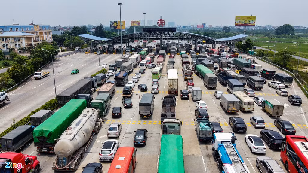 Công an TP đang rà soát lại, bố trí thêm nhân lực cho 8-10 chốt trọng điểm có lượng phương tiện lớn. Ngoài ra, đơn vị cũng nghiên cứu để các xe chỉ đi qua, không dừng ở Hà Nội được di chuyển nhanh qua chốt, tránh tình trạng ùn ứ.