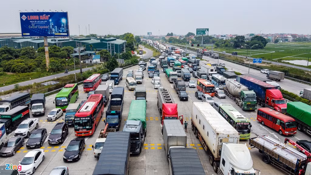 Đội Tuần tra kiểm soát giao thông đường bộ cao tốc số 3 (Cục CSGT) tăng cường lực lượng tối đa tại chốt kiểm dịch. Ngoài ra, một tổ công tác lưu động cũng thực hiện phân luồng từ xa để tránh các phương tiện dồn về quá đông.