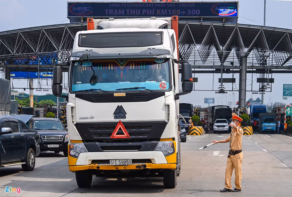 Chỉ huy Đội Tuần tra kiểm soát giao thông đường bộ cao tốc số 3 (Cục CSGT) cho biết đơn vị đã tăng cường lực lượng tối đa tại chốt kiểm dịch. Ngoài ra, một tổ công tác lưu động cũng thực hiện phân luồng từ xa để tránh các phương tiện dồn về quá đông.