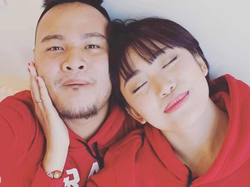 Vinh Râu “nịnh” Minh Trang còn bằng câu nói: “Kỷ niệm 2 năm cưới, cũng là kỷ niệm 4 năm quen nhau. Anh muốn mình già đi cùng nhau... nhưng tâm hồn lúc nào cũng trẻ con".