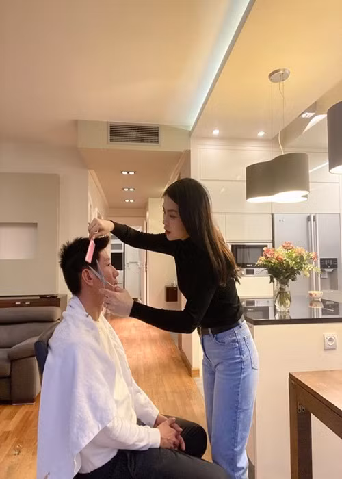 Diễm Trang chia sẻ: "Mùa dịch, vợ bắt buộc biến hình nhiều nghề, tự thấy mình đa zi năng phết, theo anh chàng bảo đây là lần cắt tóc căng thẳng nhất trong đời vì kéo mấy lần mém chạm da đầu làm đau, xin thưa cứ chê là tóc dài còn khó chịu hơn nhé, đã cắt giùm còn chê".
