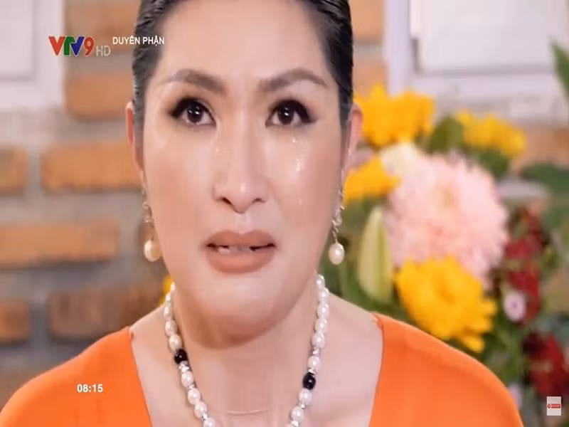 Mới đây, xuất hiện trong chương trình Duyên phận, ca sĩ Nguyễn Hồng Nhung chia sẻ, năm 2004, bố mẹ cô là người đầu tiên nhận được các bức ảnh nóng do tình cũ của cô phát tán. Nữ ca sĩ muốn gửi lời xin lỗi đến bố mẹ. “Điều khiến tôi đau đớn nhất là làm cha mẹ mình đau lòng vì tôi không bao giờ gột rửa được điều này”, Hồng Nhung trải lòng.
