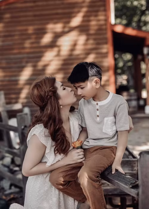 Khi ly hôn, ca sĩ Hồng Nhung phát hiện con trai bị tự kỉ. Nữ ca sĩ kể lại, có những đêm, cô phải ngồi ôm con cả đêm và thức trắng vì bé rất khó ngủ. Năm 2020, Hồng Nhung cho biết, cô gửi con trai cho bố của bé. "Bây giờ, tôi nghĩ đã đến lúc Skyler cần bố vì 1 cậu bé trưởng thành sẽ có những hoạt động như thể thao, có bố hỗ trợ thì Skyler sẽ sống tốt thôi”, nữ ca sĩ chia sẻ.