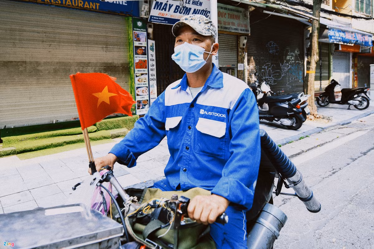 Trong bức thư gửi cho mẹ đang ở nước ngoài, Tú Anh viết: "Hơn một năm trời mẹ chưa về Việt Nam vì dịch bệnh. Cũng là từng ấy ngày mẹ con mình chỉ nhìn nhau qua chiếc điện thoại bé tí teo.