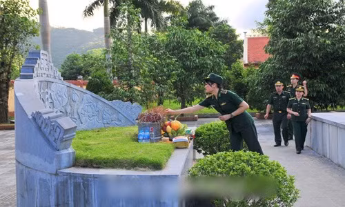 Rung rung khuc trang ca tinh yeu cua Liet si tren dinh Po Hen