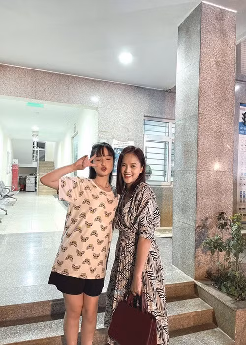 Thục Anh thân thiết với Thu Quỳnh trên phim trường. Ảnh: Thời đại plus