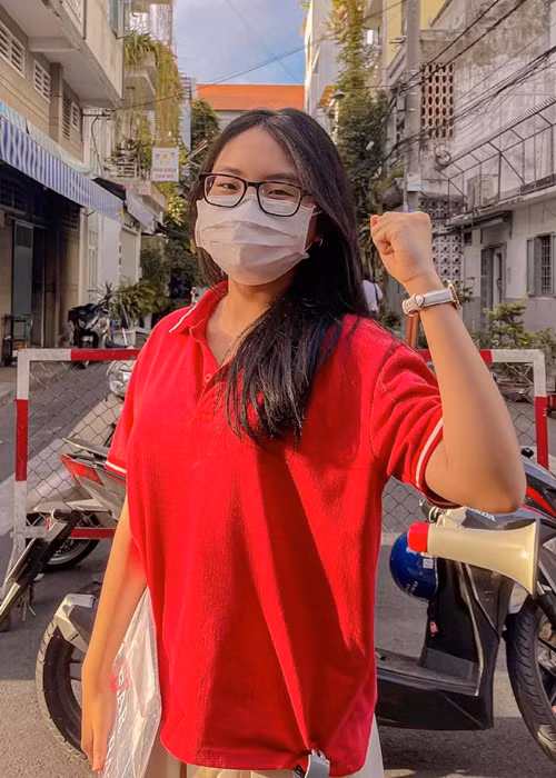 Phương Mỹ Chi chia sẻ thêm: "Khi biết điểm thi, Chi chỉ muốn chạy lên hành lang, đeo khẩu trang và hét thật to vì vui sướng".